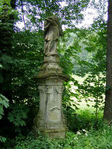 Die Statue des hl. Johannes von Nepomuk im unteren Kunvald